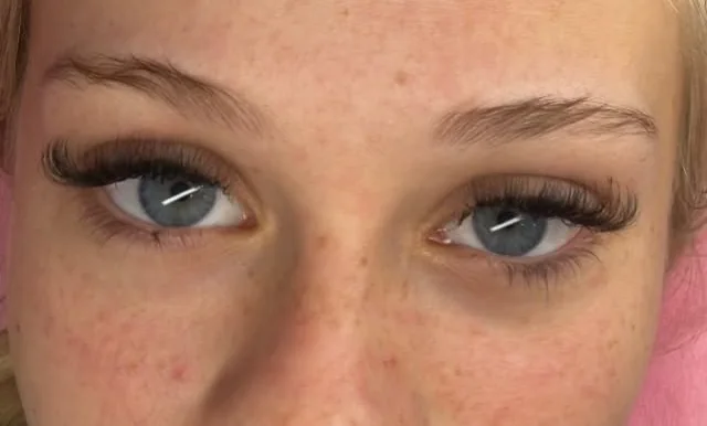 Blauwe ogen met volle, donkere wimperextensions